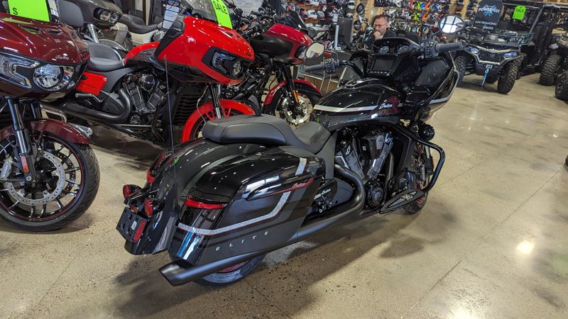 2024 INDIAN MOTORCYCLE CHLNGR ELITE CHRCL CANDYBLK CANDY 49STImage 10