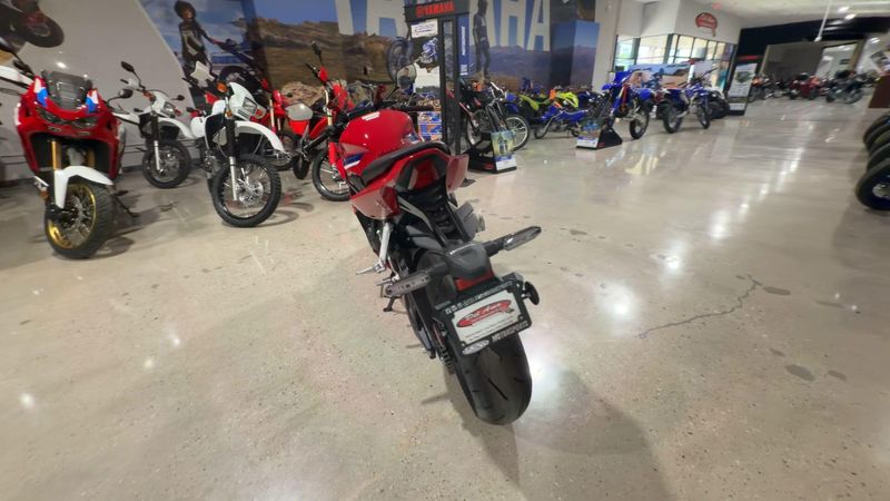 New 2026 Honda CBR650R E-CLUTCH Image 2