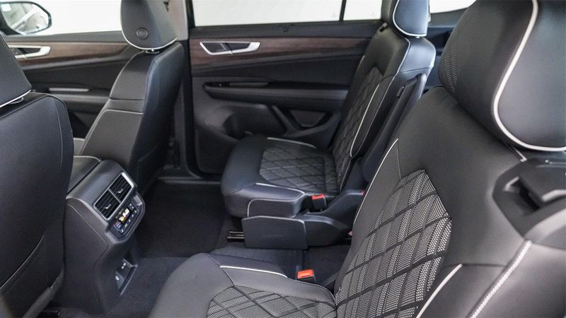 New 2025 Volkswagen Atlas 2.0T SEL Premium R-LineImage 18