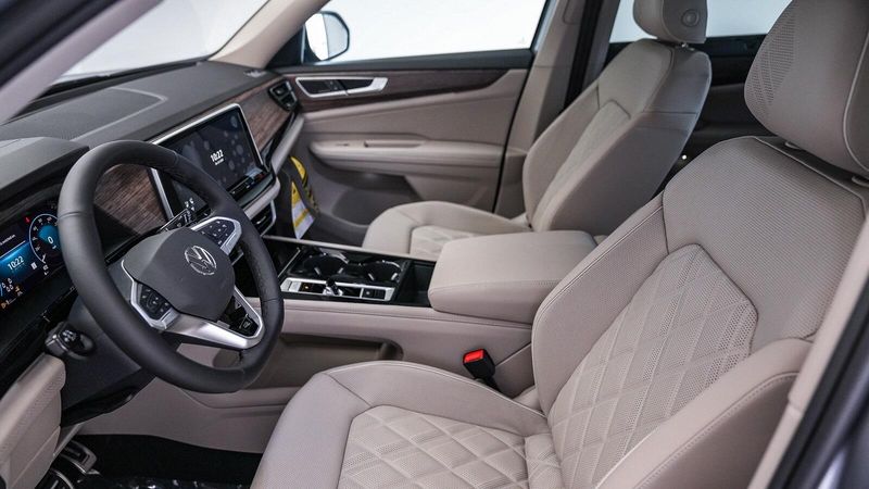 2025 Volkswagen Atlas 2.0T SEL Premium R-LineImage 18