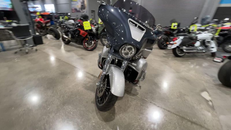 Used 2019 Harley-Davidson CVO STREET GLIDE Image 3