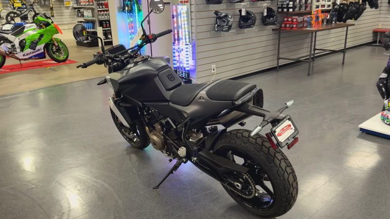 New 2025 Husqvarna SVARTPILEN 801 Image 2