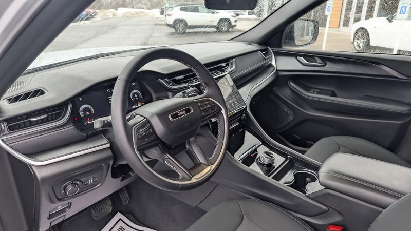 New 2025 Jeep Grand Cherokee Laredo 4x4Image 16