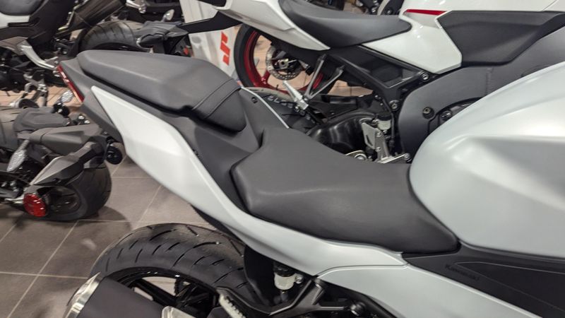 2025 Kawasaki NINJA 500 METALLIC MATTE WHITISH SILVER AND METALLIC MOONDUST GRAYImage 9