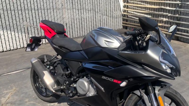 New 2025 CFMOTO 300SS Image 2
