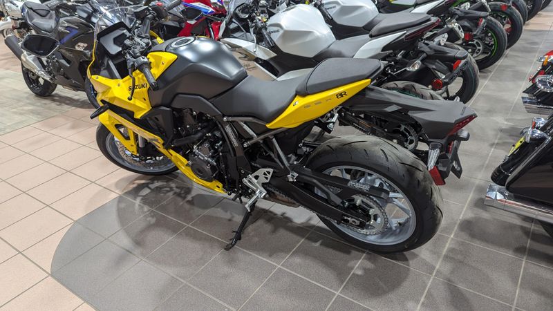 2024 SUZUKI GSXS 8R in a PEARL IGNITE YELLOW exterior color. Family PowerSports (877) 886-1997 familypowersports.com 