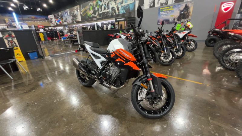 New 2027 KTM 990 DUKE Image 9