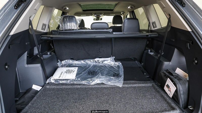 2025 Volkswagen Atlas 2.0T SEL Premium R-LineImage 11