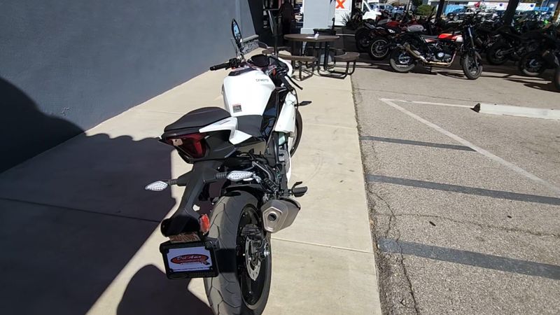 New 2025 CFMOTO 300SS Image 2