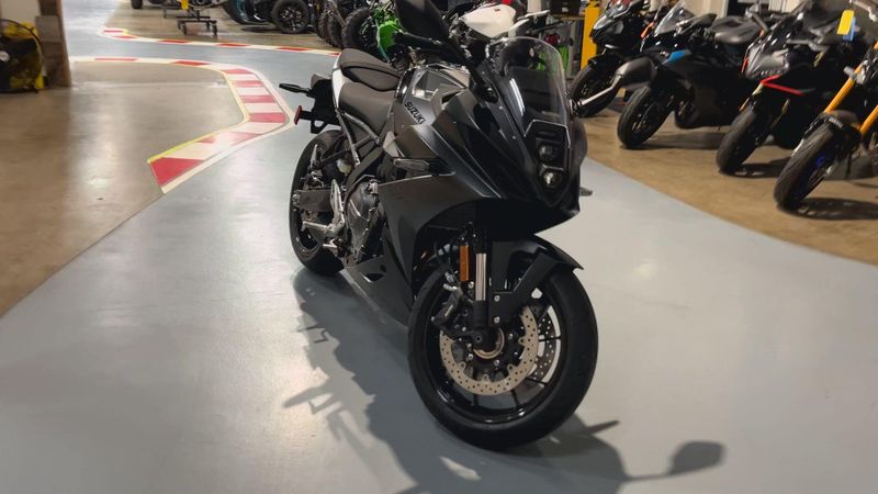 2025 Suzuki GSX-8R Image 2