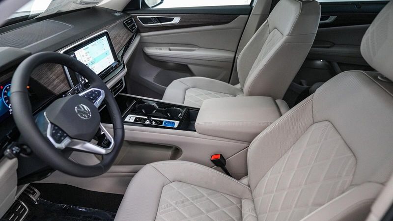 New 2025 Volkswagen Atlas 2.0T SEL Premium R-LineImage 18