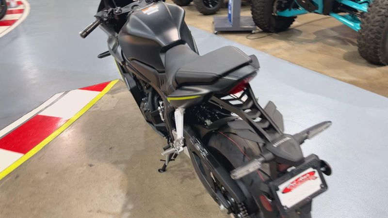 New 2026 Honda CBR650R E-CLUTCH Image 2