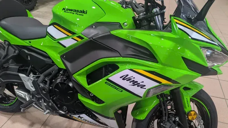 2025 Kawasaki NINJA 650 KRT EDITION ABS LIME GREEN AND EBONY AND PEARL BLIZZARD WHITEImage 13