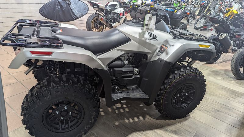 2024 Honda FOURTRAX RUBICON 4X4 MATTE SILVER METALLIC Image 3