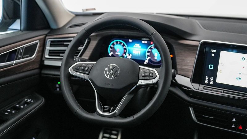 New 2025 Volkswagen Atlas 2.0T SEL Premium R-LineImage 16