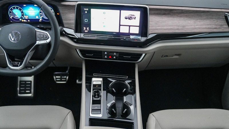 2025 Volkswagen Atlas 2.0T SEL Premium R-LineImage 14