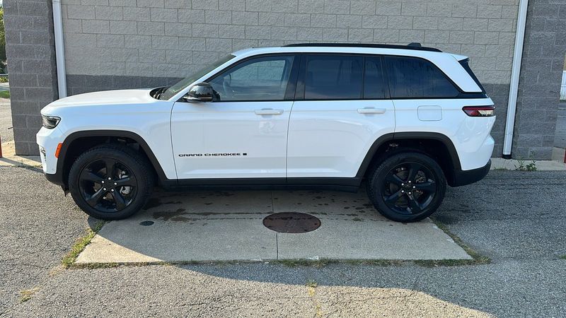 2023 Jeep Grand Cherokee LimitedImage 2