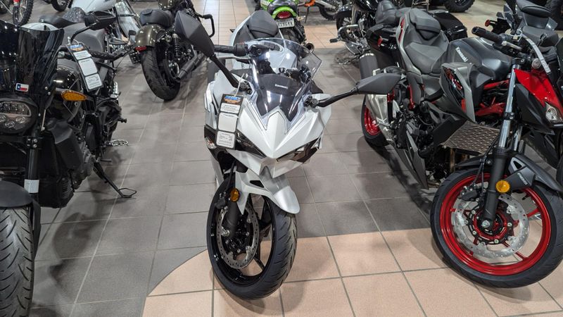 2025 Kawasaki NINJA 500 METALLIC MATTE WHITISH SILVER AND METALLIC MOONDUST GRAYImage 5