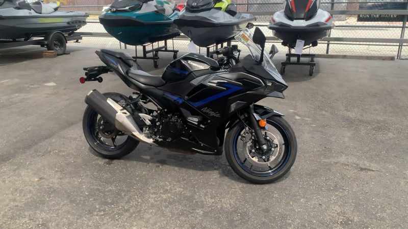 Used 2025 Kawasaki Ninja 500 SE ABS Image 2