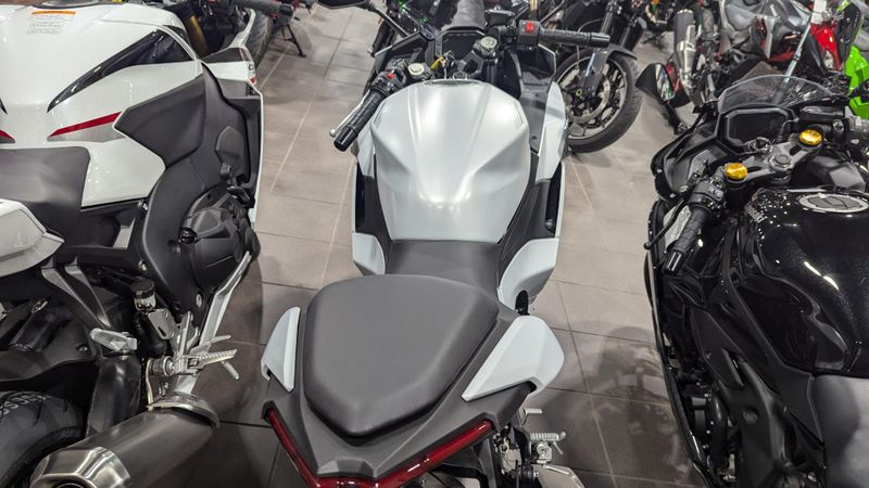 2025 Kawasaki NINJA 500 METALLIC MATTE WHITISH SILVER AND METALLIC MOONDUST GRAYImage 14