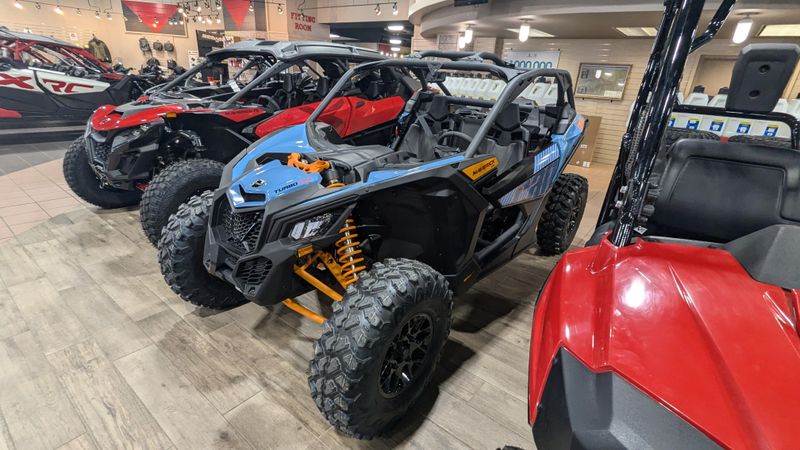 2025 Can-Am MAVERICK X3 DS TURBO RR SCANDI BLUE AND ORANGE CRUSHImage 2