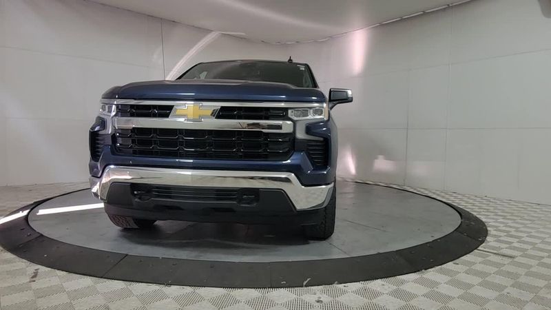 2022 Chevrolet Silverado 1500 LT photo 2