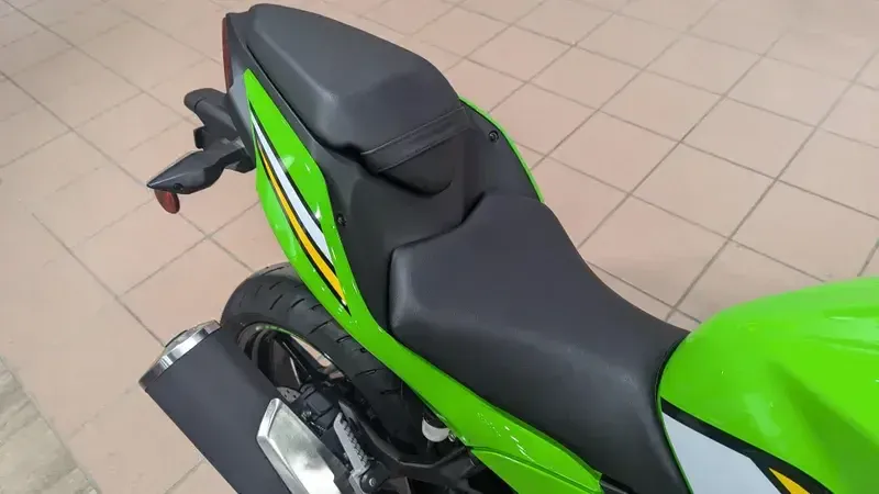 2025 Kawasaki NINJA 500 KRT EDITION LIME GREEN AND EBONY AND PEARL BLIZZARD WHITEImage 13