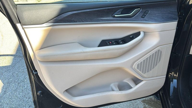 Used 2023 Jeep Grand Cherokee L LimitedImage 6