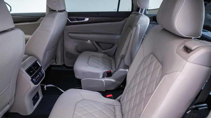 2025 Volkswagen Atlas 2.0T SEL Premium R-LineImage 19