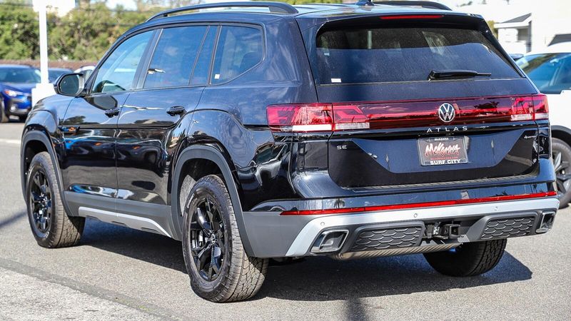 2025 Volkswagen Atlas 2.0T Peak Edition SEImage 2