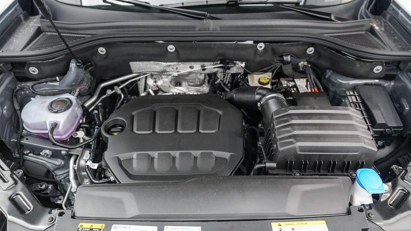 New 2025 Volkswagen Atlas 2.0T SEL Premium R-LineImage 12