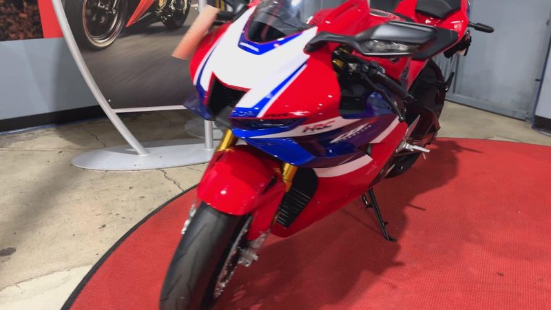 New 2025 Honda CBR1000RR-R FIREBLADE SP Image 7