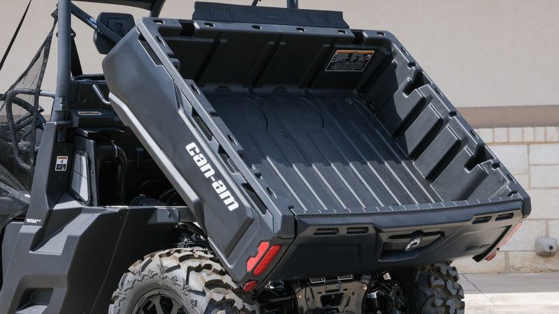 2023 CAN-AM Defender DPS HD9Image 16