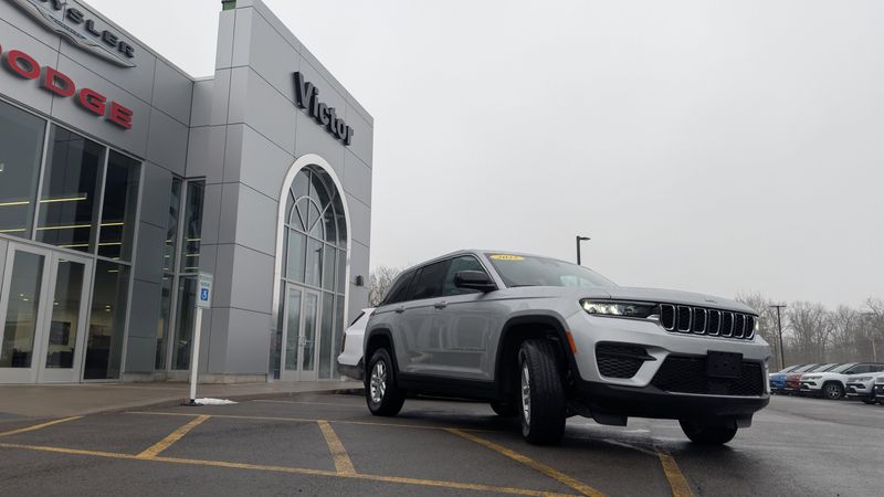 New 2025 Jeep Grand Cherokee Laredo 4x4Image 3