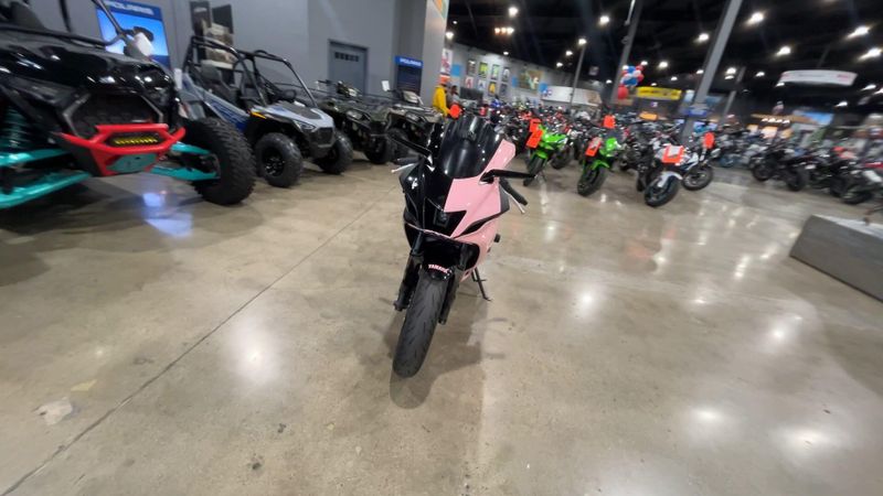 Used 2023 Yamaha YZF-R7 Image 3