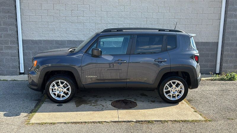 Used 2023 Jeep Renegade LatitudeImage 2