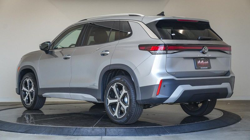 New 2025 Volkswagen Tiguan 2.0T SEImage 2