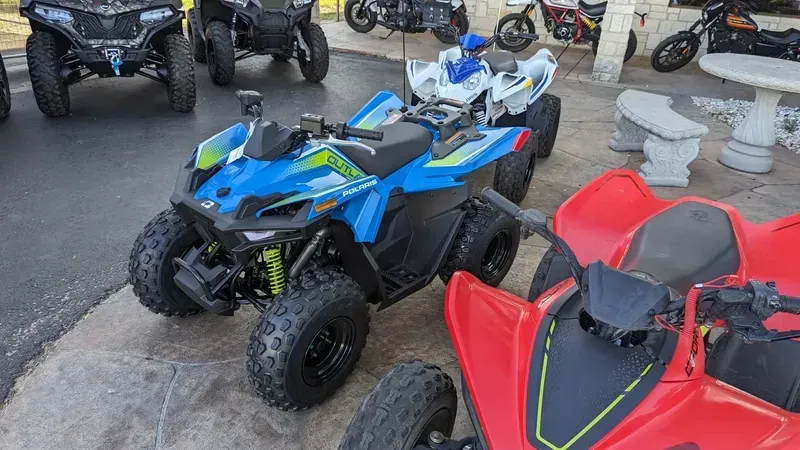 2024 Polaris OUTLAW 70 EFI VELOCITY BLUE AND LIFTED LIME Image 3