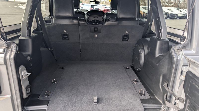 Used 2020 Jeep Wrangler Unlimited Sahara AltitudeImage 9