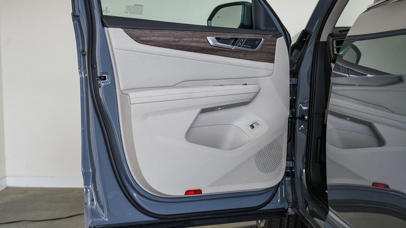 New 2025 Volkswagen Atlas 2.0T SEL Premium R-LineImage 21