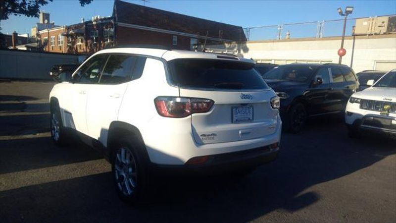 2022 Jeep Compass Latitude Lux photo 5