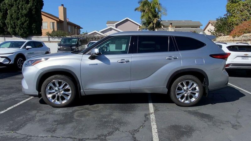 2021 Toyota Highlander LimitedImage 6