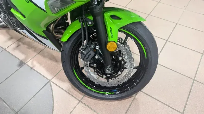 2025 Kawasaki NINJA 650 KRT EDITION ABS LIME GREEN AND EBONY AND PEARL BLIZZARD WHITEImage 15