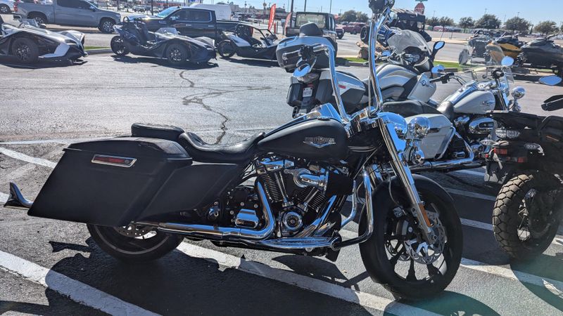 2019 HARLEY ROAD KING BASEImage 1