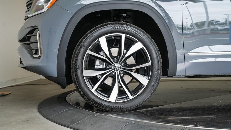 New 2025 Volkswagen Atlas 2.0T SEL Premium R-LineImage 8