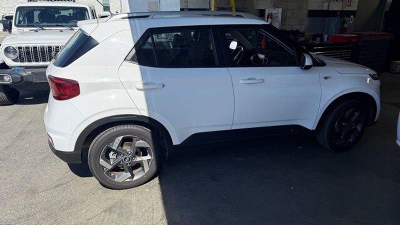 Used 2023 Hyundai Venue SELImage 2