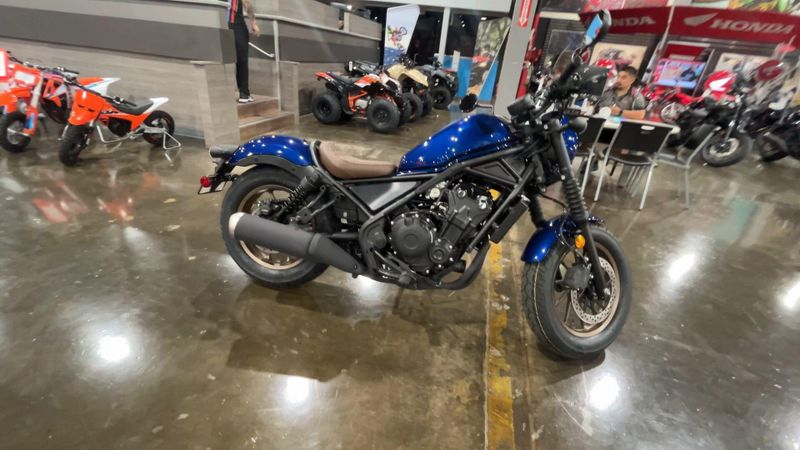 2025 Honda REBEL 500 ABS SE  in a PEARL BLUE exterior color. Del Amo Motorsports of Redondo Beach (424) 390-7811 delamomotorsports.com 