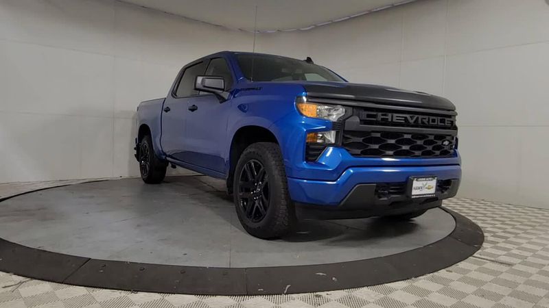 2022 Chevrolet Silverado 1500 Custom photo 2