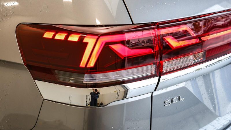 2025 Volkswagen Atlas 2.0T SEL Premium R-LineImage 8