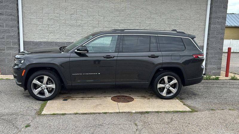 2022 Jeep Grand Cherokee Limited photo 2